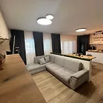 Family House Freeдом סינמורץ