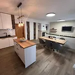 Family House Freeдом סינמורץ