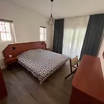 Family House Freeдом סינמורץ