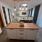 וילה Family House Freeдом סינמורץ