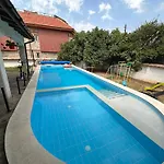 Family House Freeдом * סינמורץ