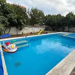 Family House Freeдом * סינמורץ