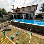 וילה Family House Freeдом סינמורץ
