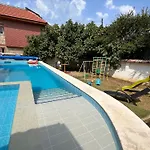 Family House Freeдом וילה *
