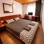Family House Freeдом * סינמורץ