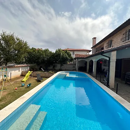 וילה Family House Freeдом סינמורץ