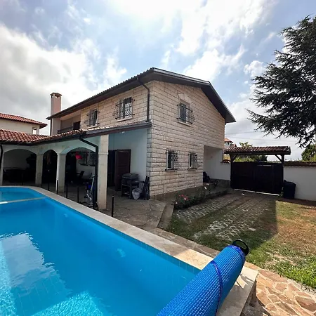 Family House Freeдом * סינמורץ