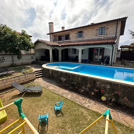 Family House Freeдом סינמורץ