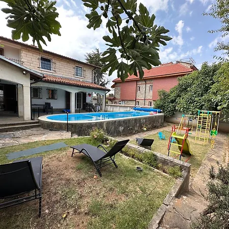 Family House Freeдом * סינמורץ