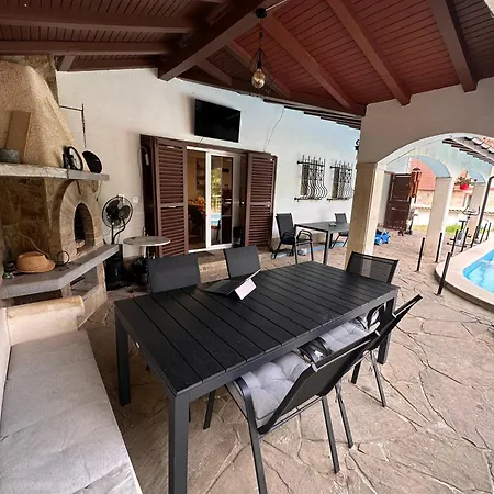 Family House Freeдом וילה סינמורץ