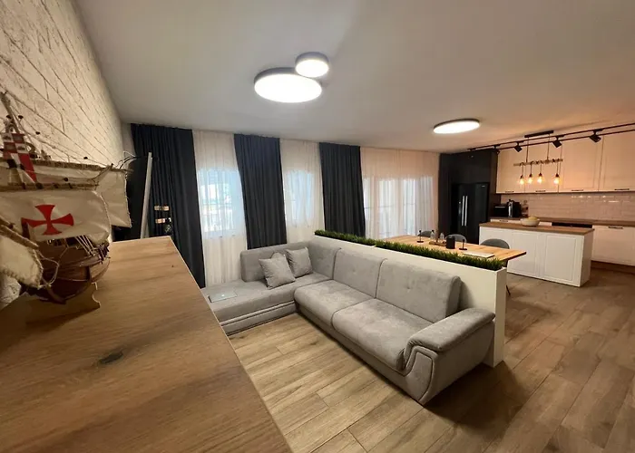 Family House Freeдом סינמורץ