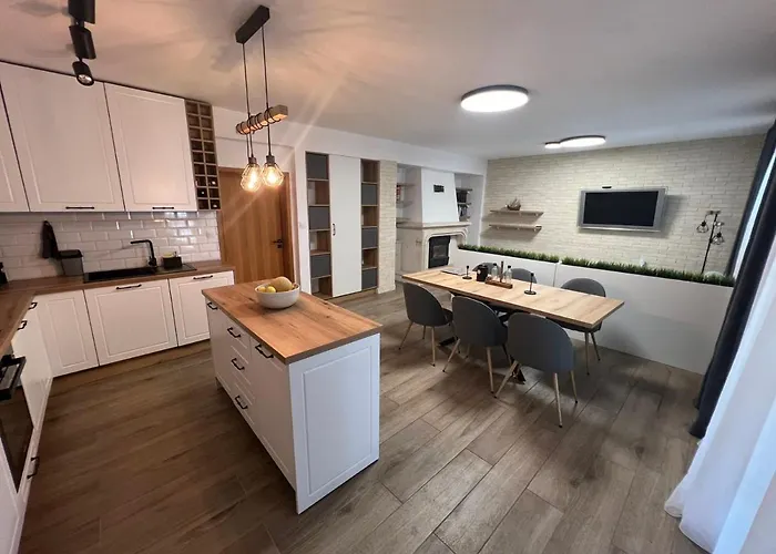 Family House Freeдом סינמורץ