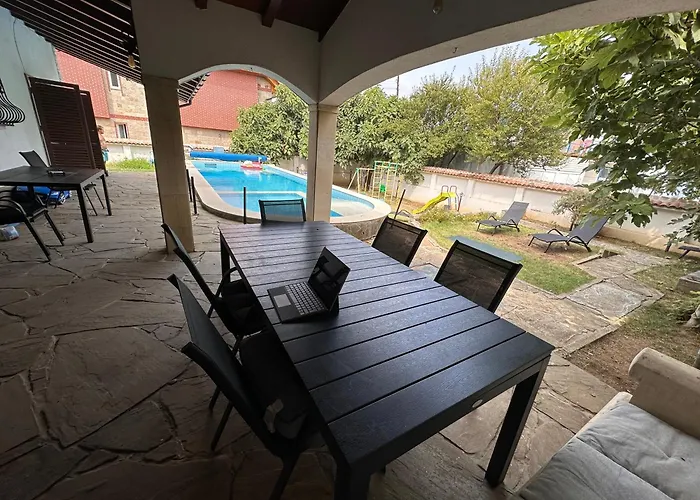 Family House Freeдом וילה סינמורץ