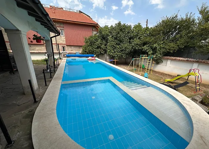 Family House Freeдом * סינמורץ