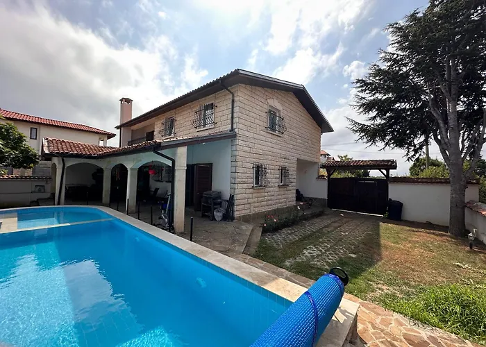 Family House Freeдом * סינמורץ