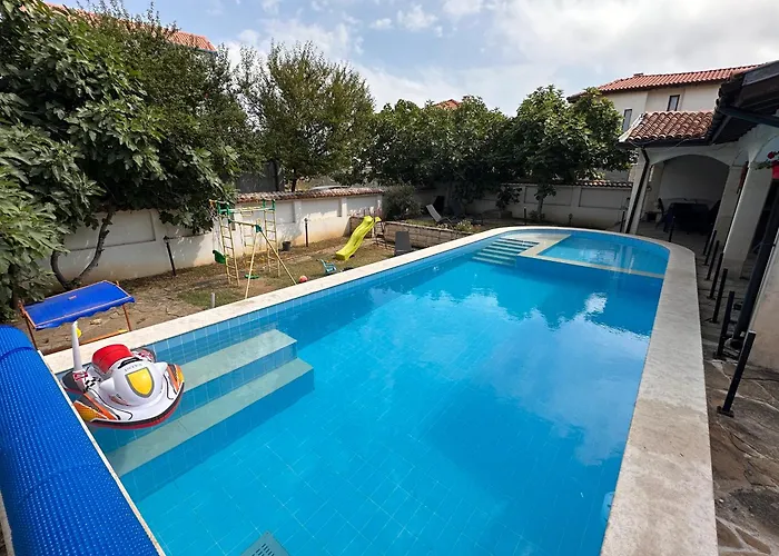 Вилла Family House Freeдом