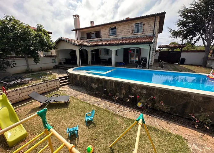 וילה Family House Freeдом סינמורץ