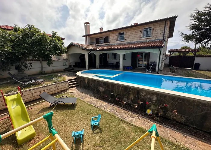 Family House Freeдом סינמורץ