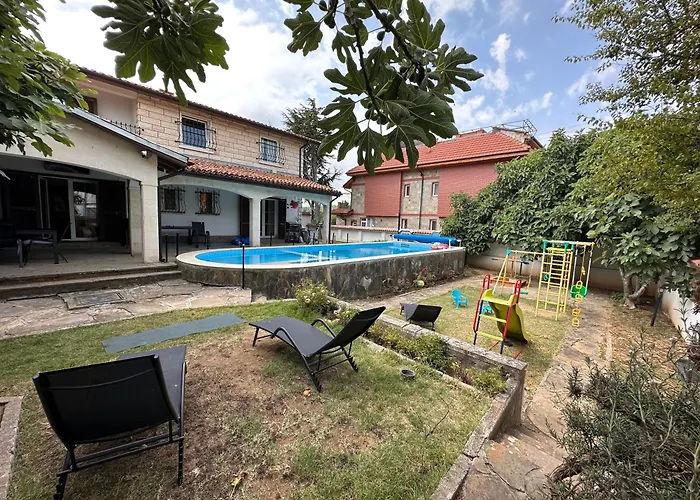 Family House Freeдом * סינמורץ