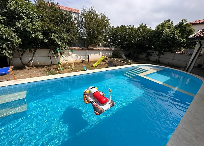 Family House Freeдом סינמורץ