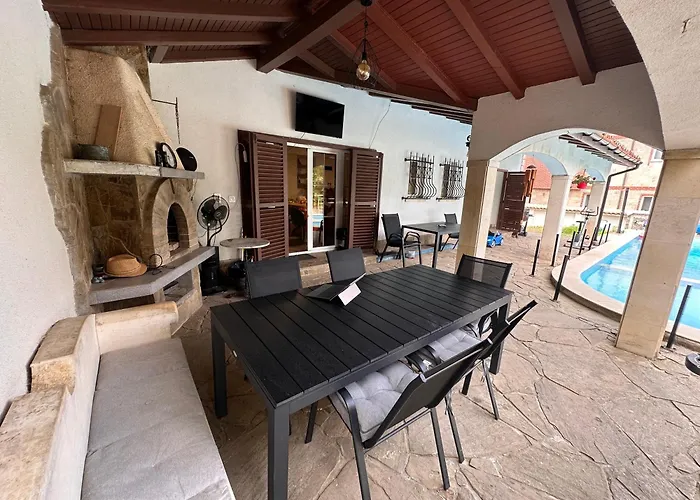 Family House Freeдом וילה סינמורץ